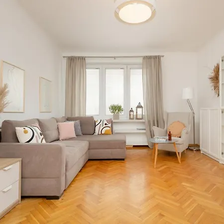 شقة Apartmanet Holenderska In Praga By Renters