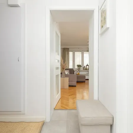 شقة Apartmanet Holenderska In Praga By Renters