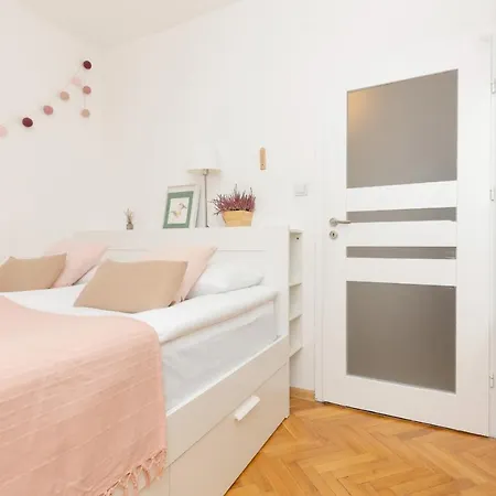 Apartmanet Holenderska In Praga By Renters شقة
